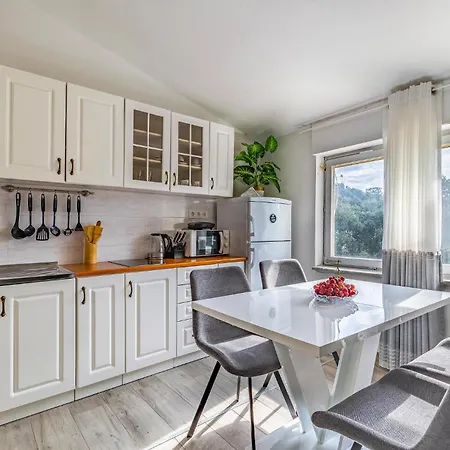 1 Bedroom Lovely In Apartman Banjole