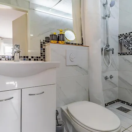 1 Bedroom Lovely In